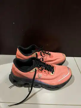 SEPATU LARI ON CLOUD SPARK SIZE 36
