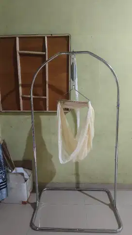 Ayunan bayi masih baru dan bagus
