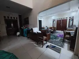 Dijual Rumah 2lt luas 263m2 lokasi strategis di Kemanggisan