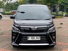 Toyota Voxy 2018, hitam