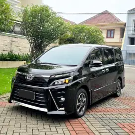 Toyota voxy 2.0 AT 2017