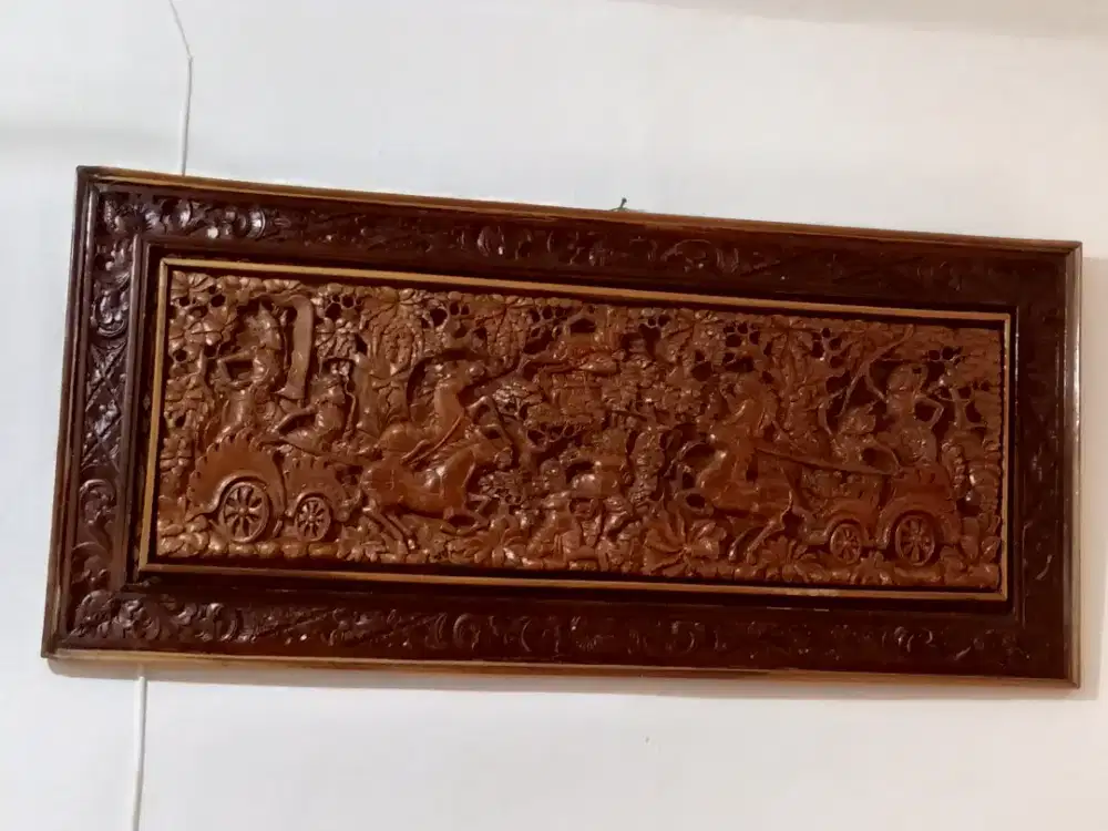 Koleksi barang antik relief ukiran kayu jati