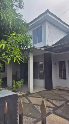 Disewakan beserta isinya dilengkapi AC dan fasilitas lain
