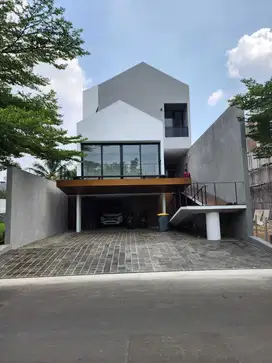 LUAS DAN NYAMAN DI AMPERA KEMANG