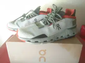 Sepatu On Cloud ukuran 39