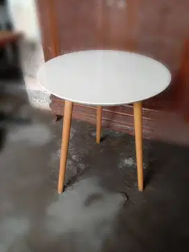 Meja Bulat Retro