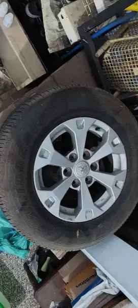 Dijual ban beserta velg bekas mobil pajero