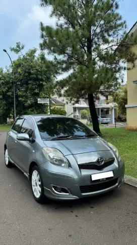 Dijual : Toyota Yaris E ( AT) Tahun 2011, warna Grey Metalik