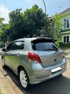 Dijual : Toyota Yaris E ( AT) Tahun 2011, warna Grey Metalik