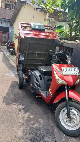 Viar 3 roda karya Beat matic tahun 2024 warna merah