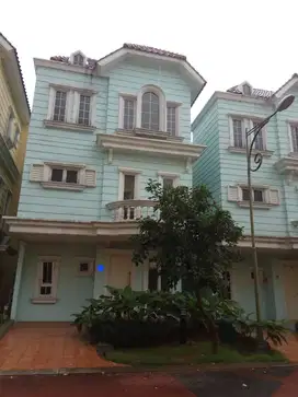 DIJUAL CEPAT Rumah Baru Siap Huni 3 Lantai di Montana, Paramount
