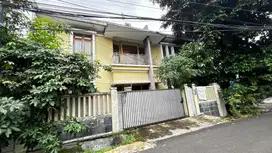 Rumah 2 Lantai Kokoh Hook Depan Taman, Di Tebet Barat Jakarta Selatan