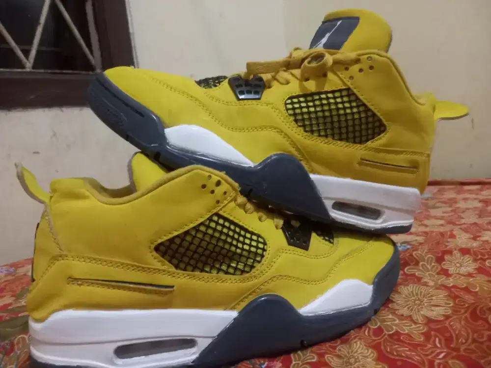 Nike Retro 4 lightning yellow size 42