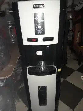 Dijual Dispencer bekas merk Miyako air panas dan normal.