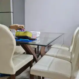 Meja makan kaca