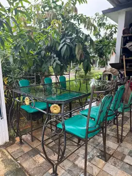 1 set meja makan dan 6 buah kursi makan