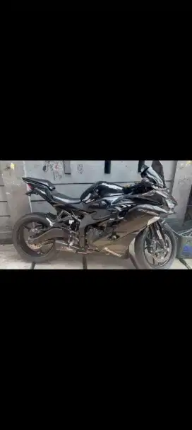 Kawasaki ZX25R Hitam