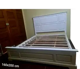 Ranjang tidur minimalis warna putih