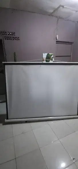 Layar Proyektor