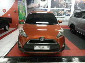 TOYOTA SIENTA V 1.5 AT 2017 ORANGE