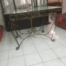 Meja Besi Ukir P 110 cm x L 60 cm x T 70 cm Motif Mawar Kuncup.