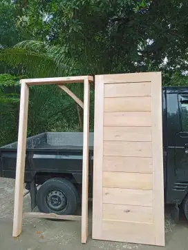 Kusen pintu kayu mahoni
