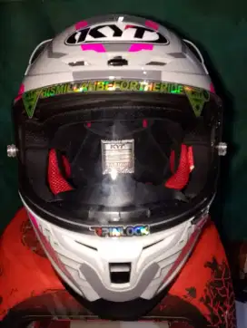 Helm KYT striker