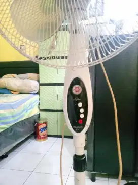 Kipas angin stand merk Maspion kondisi mati malas betulin