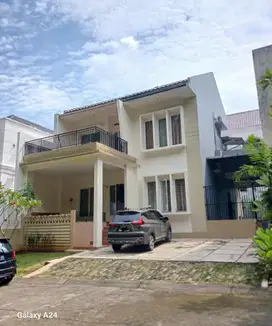 DIJUAL RUMAH BAGUS SEJUK DEPAN GREEN AREA FURNISHED CASABLANCA SSR795