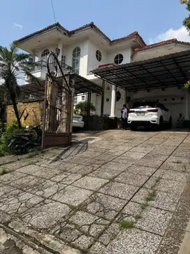 Rumah dengan Swimming pool Cluster Mediterania 2