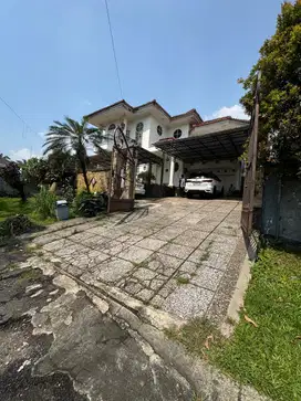 Rumah dengan Swimming pool Cluster Mediterania 2