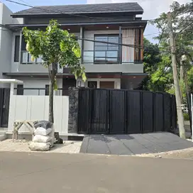 Rumah Baru Huk Mewah Taman Luas di Griya Loka BSD