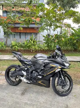 Prlvd Motor pribadi Ninja Kawasaki ZX25R ABS SE Dark Gray TAHUN 2022