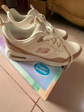 Sepatu Skechers with air cooled memory foam