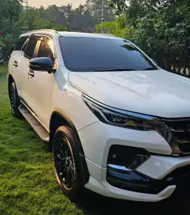 Toyota Fortuner 2.8 GR warna putih tahun 2024
