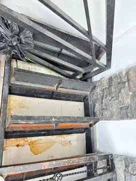 Tangga besi bekas pakai