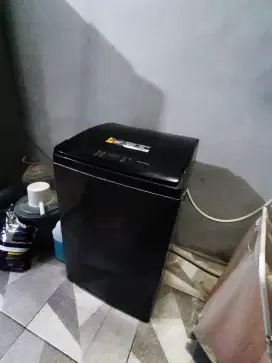 Mesin cuci otomatis polytron