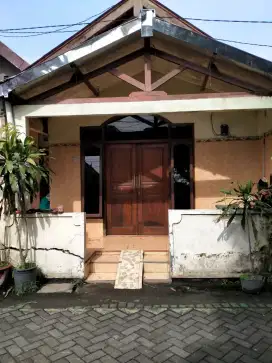 Di kontrakan rumah