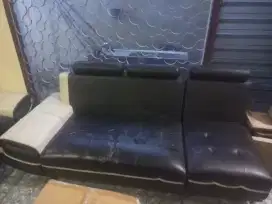 Dijual sofa 1 set warna hitam putih.