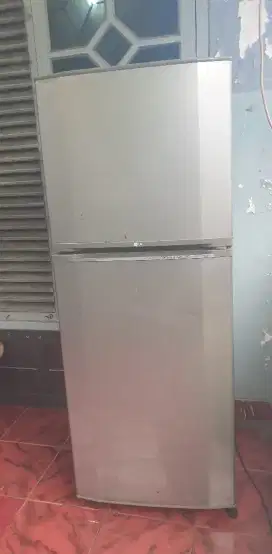 Di jual kulkas 2 pintu siap pakai