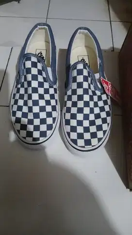Semua Baru, Sepatu VANS, Sepatu HUSPUPIES,Sandal Gambino,Tas Kickers
