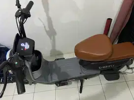 Dijual Sepeda Listrik merk U-Winfly tipe D7D bekas seperti baru.