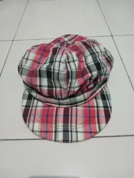 Topi motif kotak kotak merah hitam putih