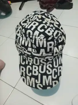Topi guess motif huruf