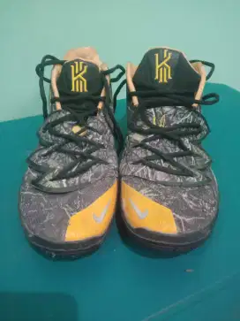 Sepatu Nike Kyre second