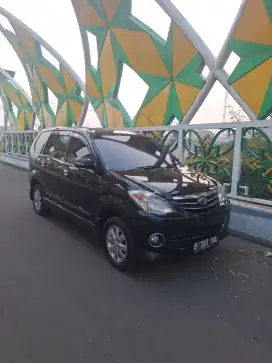 Toyota Avanza S tahun 2011 transmisi manual warna hitam