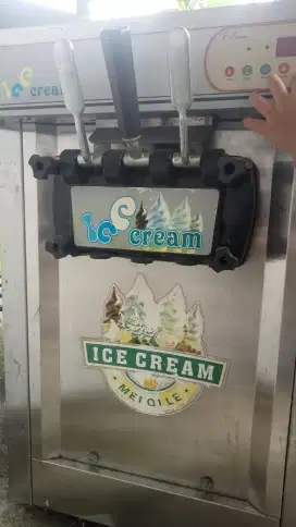 Mesin pembuat es cream