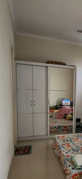 Lemari kaca putih