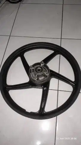 Velg belakang supra 125 DD berikut dudukan Nap gear nya