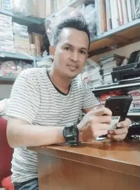 Karyawati buat di toko foto copy